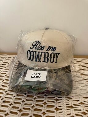 Zenana Outfitters Cream and Camouflage 'Kiss Me Cowboy' Hat